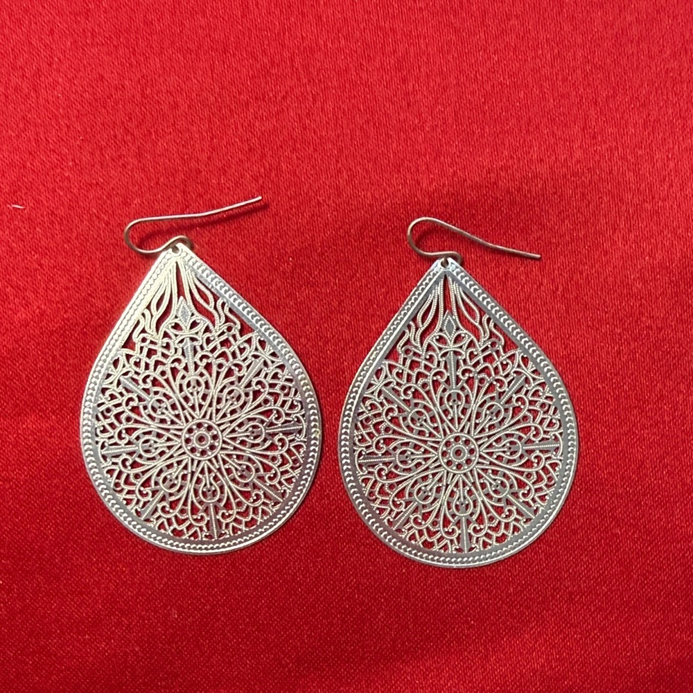 Elegant Silver Filigree Teardrop Earrings
